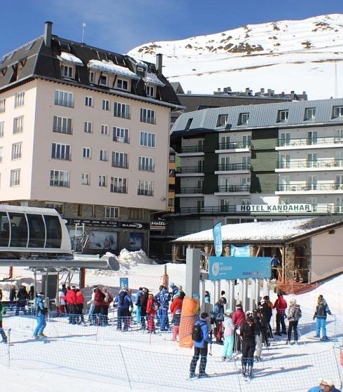A pie de pistas, en plena nieve