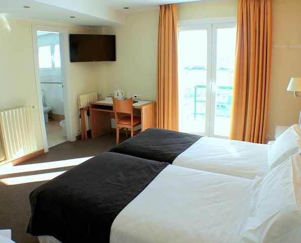 Habitación triple con vistas a las pistas