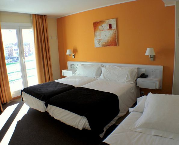 Habitación triple con vistas a las pistas