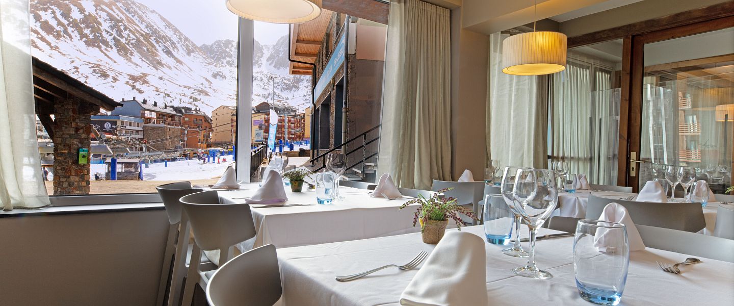 Descubre nuestro restaurante con vistas a la montaña